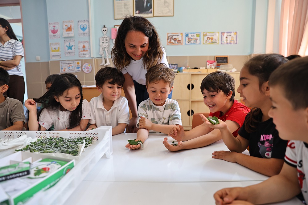 Çocuklar okullarda ipekböceği yetiştirecek