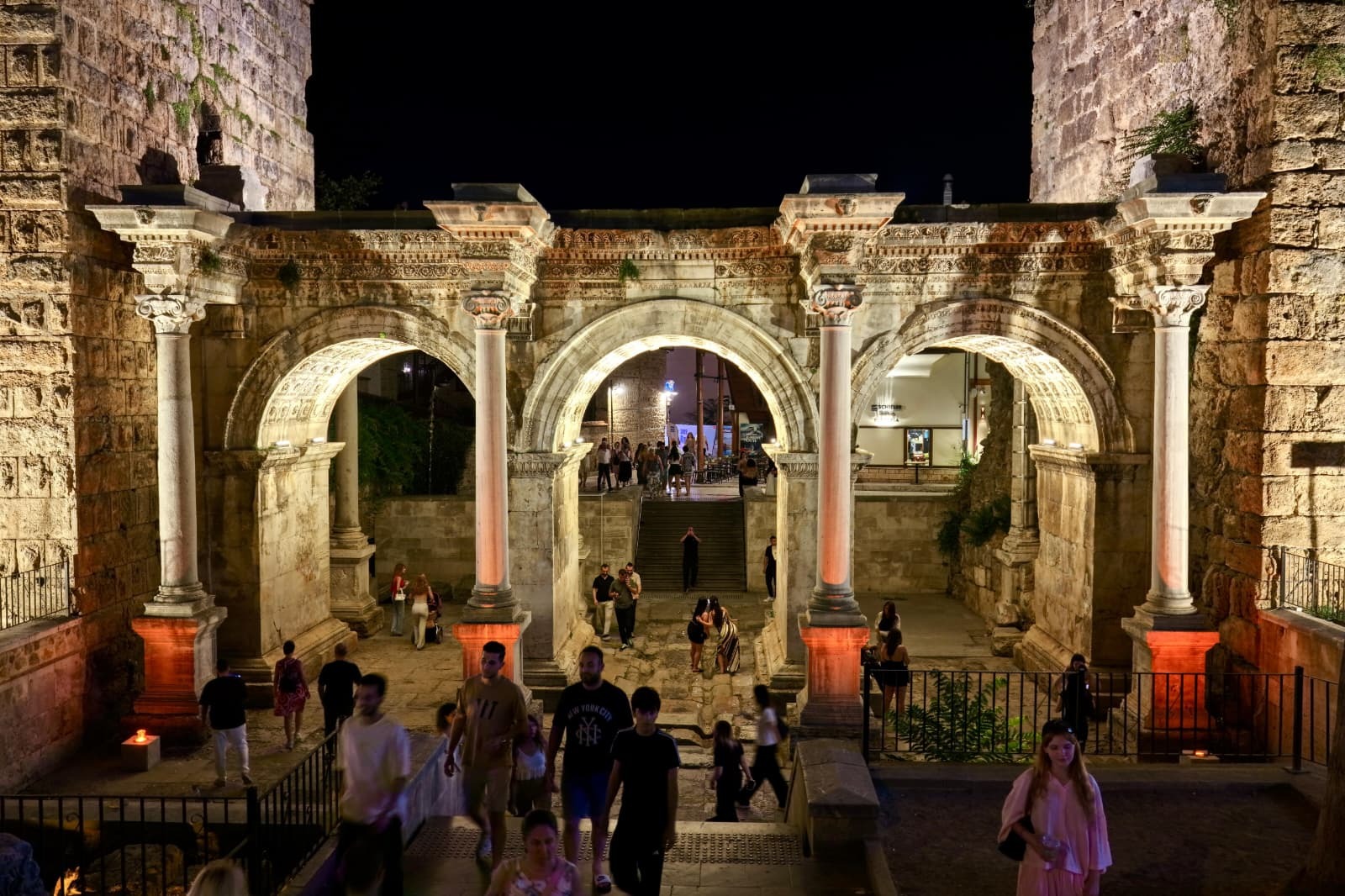 Antalya'nın Tarihi Kapısı Aydınlatıldı