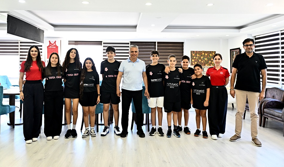 Muratpaşa squashta kürsüden inmiyor