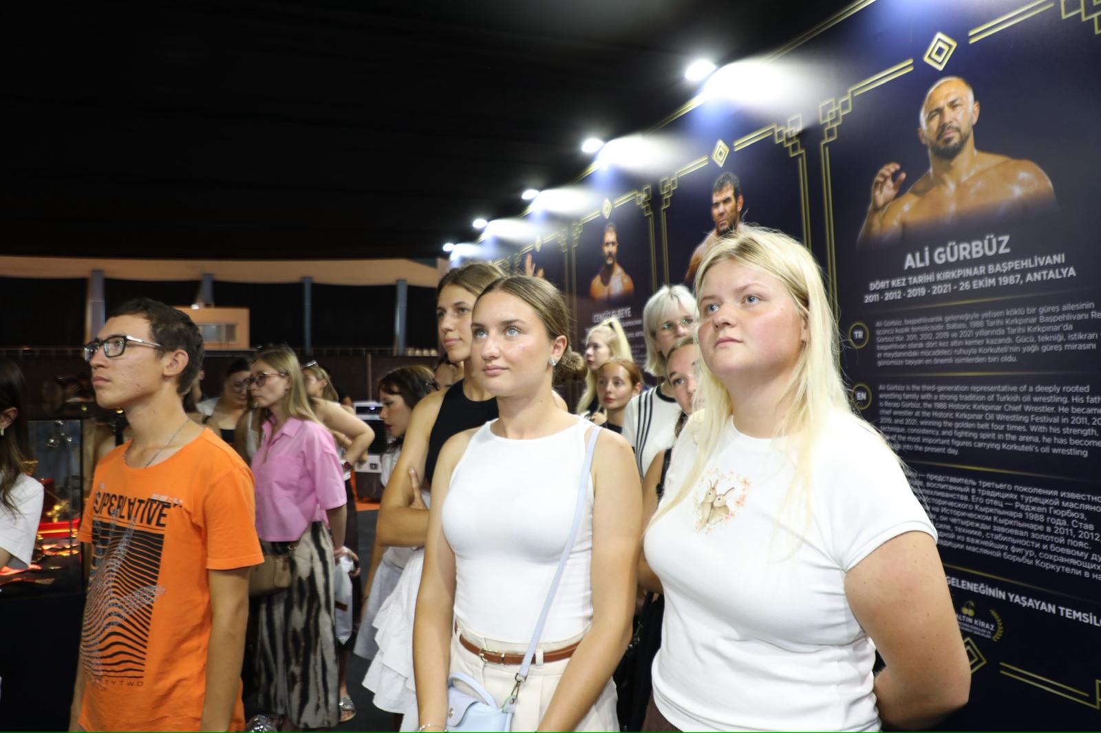 Gelenek Müzede, Turistler Güreşte Buluştu